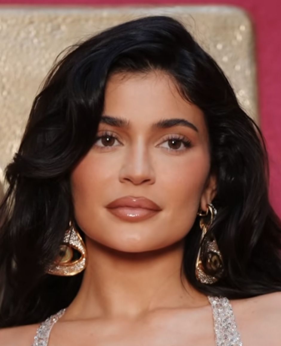 Download Kylie Jenner Done Up In Head To Toe Glam Wallpapers Com Download Kylie Jenner Done Up In Head To Toe Glam Wallpapers Com