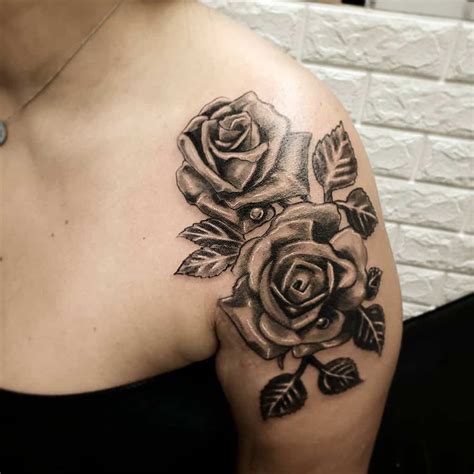 Rose Shoulder Tattoo In Black Amp Shading Roseshouldertattoos Rose