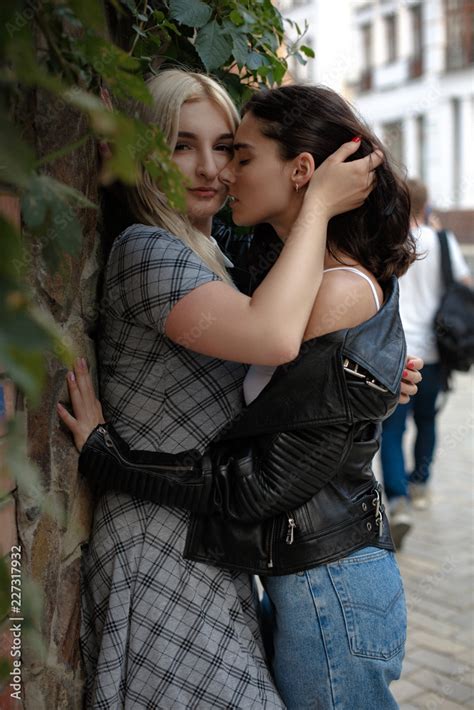Wet & Wild Lesbian Kissing